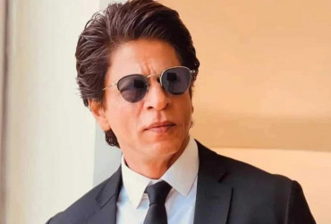 Fan boldly asks Shah Rukh Khan why he puts ‘Khan’ as surname, the actor quickly replied..