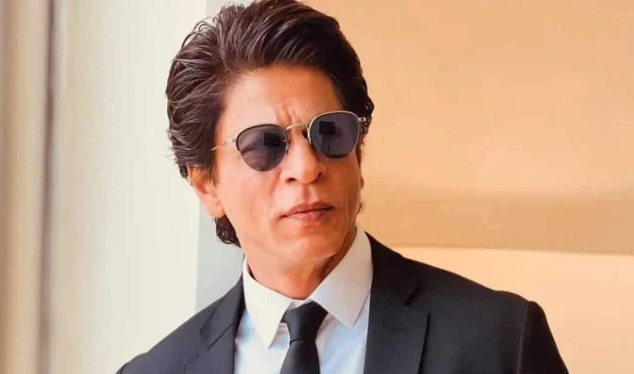 Fan boldly asks Shah Rukh Khan why he puts ‘Khan’ as surname, the actor quickly replied..