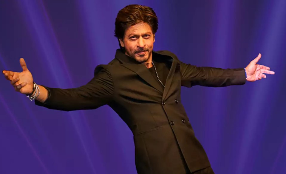 Fan tries to ask an interesting question to SRK, here's how the actor responded