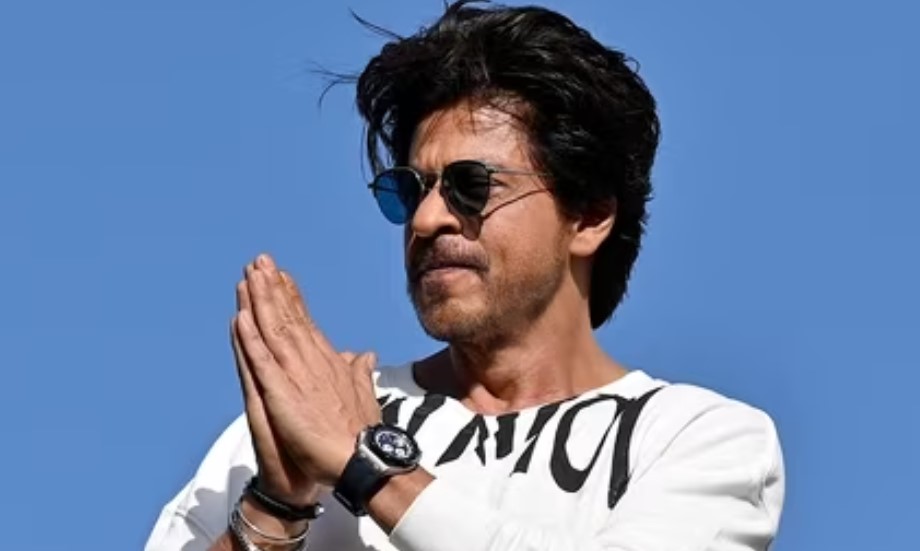 Fan asks SRK to smoke a cigarette with him, the actor reacts!