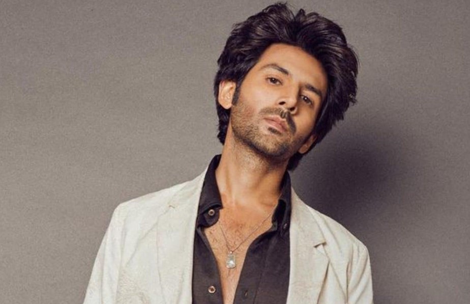 Fan tries to get attention of Kartik Aryan but gets an epic reply in return!