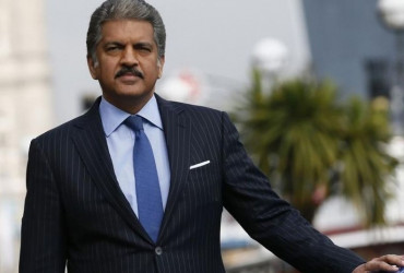 Guy asks Anand Mahindra, "Are you a Non-Resident Indian?", here's how he replied!