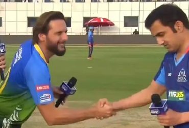 Afridi teases Gambhir and says, "You have no great records, just a lot of attitude", Gambhir silences him