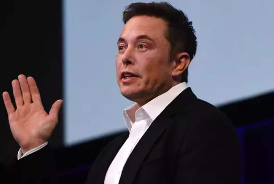 Elon Musk threatens to ban Apple Devices for this reason, his tweet breaks internet