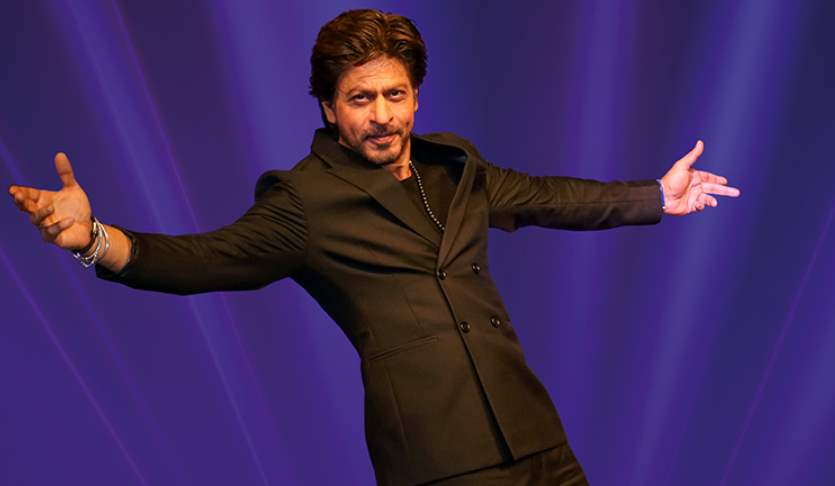 Fan asks a Stupid question to SRK but King Khan delivers a witty reply!