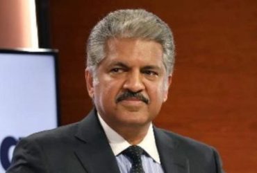 Guy says an offensive word to Anand Mahindra, the latter chips in with a brilliant reply