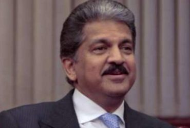 Guy asks Anand Mahindra about 'Money Plant', he chips in with a witty reply