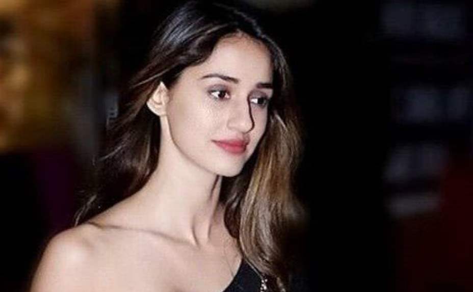 Disha gives a quick reply to Tiger Shroff's Sister who wanted to know size of her Outfit, see details