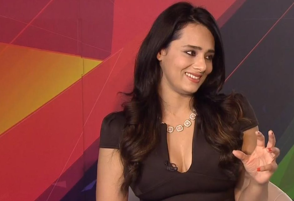 Mayanti Langer gives a Smashing Reply to a Guy who teased her Husband