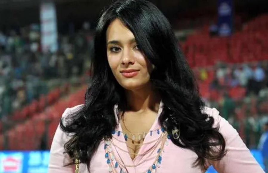 Fan tags Mayanti Langer and says, "I wish I was influential enough to take you out for dinner", she drops a superb reply