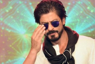 Fan asks SRK a childish question but King Khan gives a 'Bold and Fiery' response