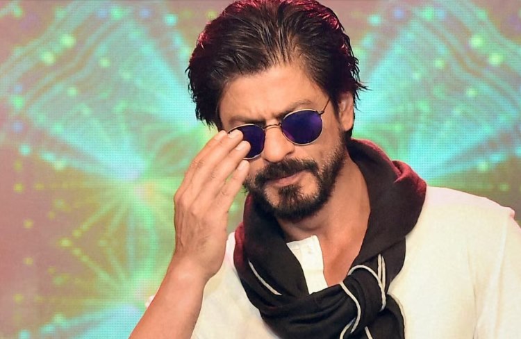 Fan asks SRK a childish question but King Khan gives a 'Bold and Fiery' response